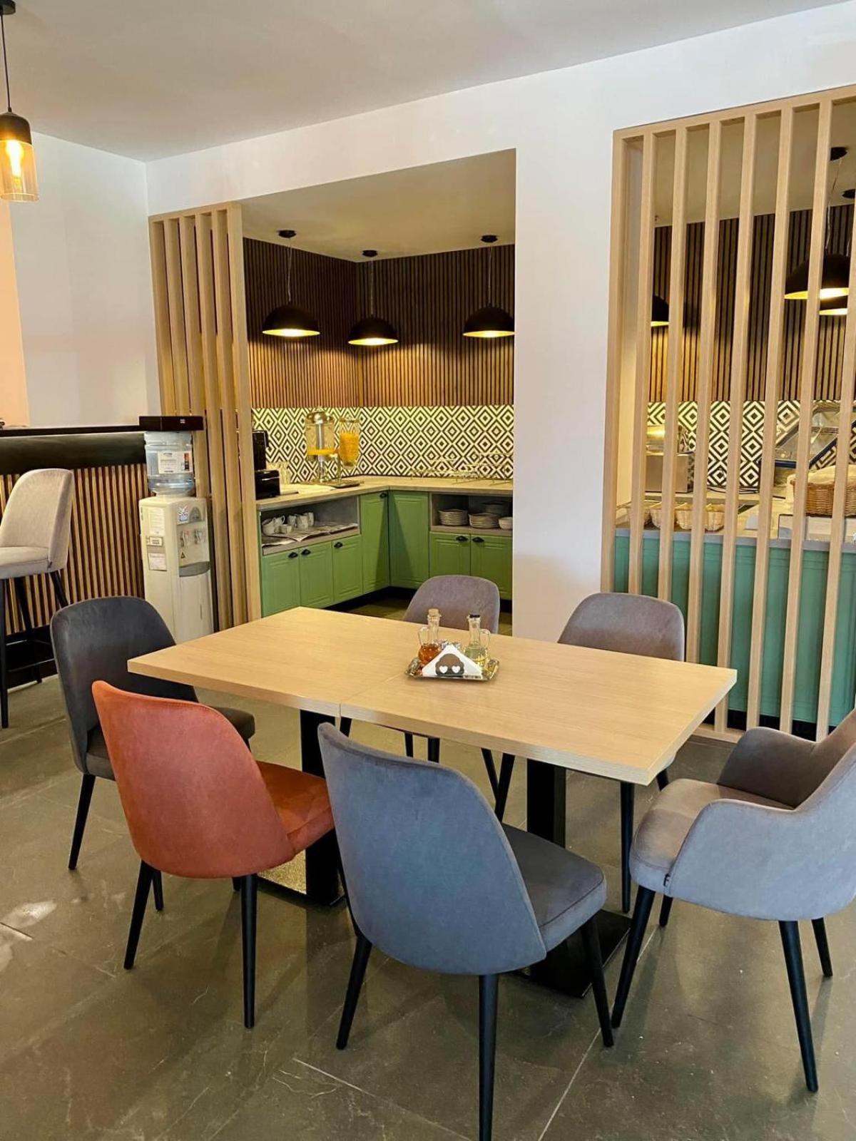 Hotel Bulevard Făgăraş Buitenkant foto